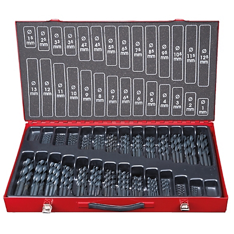 Roter Werkzeugkasten mit verschiedenen Bohrern in verschiedenen Größen. Auf dem Deckel stehen die Größenangaben.